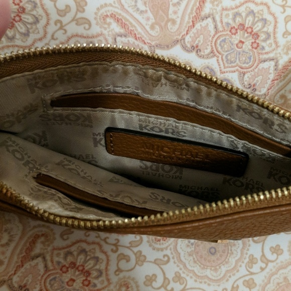 SET of Michael Kors leather bag and wristlet - Picture 7 of 7